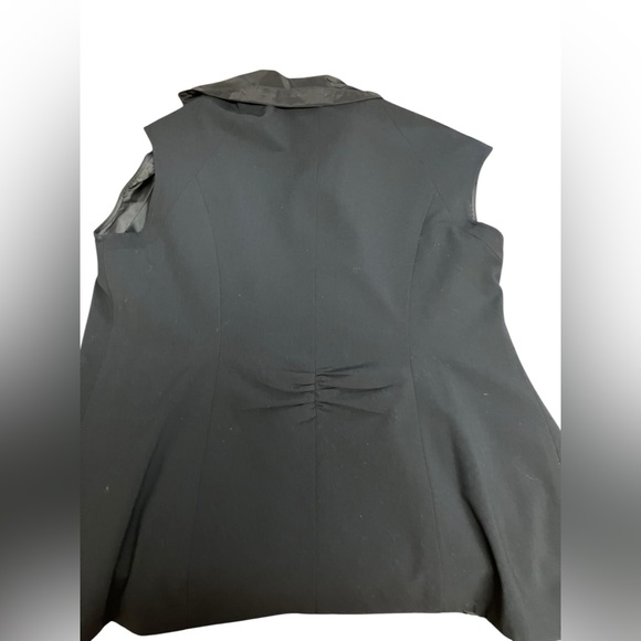 CAbi Party Date Night Tuxedo Sleeveless Ruffled Collar V-Neck Fitted Vest Sz 10 - Picture 4 of 8